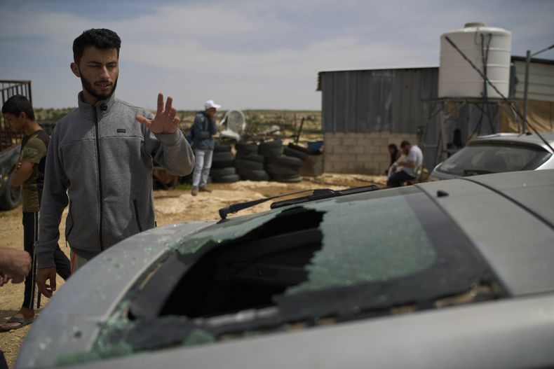 Basel Adra, codirector palestino del documental ganador del Oscar No Other Land, mira el coche dañado del codirector palestino Hamdan Ballal, que fue atacado por colonos judíos antes de ser detenido por el ejército israelí en el pueblo de Susiya, en Masafer Yatta, al sur de las colinas de Hebrón, martes 25 de marzo de 2025. (AP foto/Leo Correa)