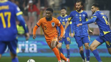ARCHIVO - Foto del 19 de noviembre del 2024, el neerlandés Jorrel Hato en acción durante el encuentro con la selección ante Bosnia-Herzegovina en el Grupo A3 de la Liga de Naciones. (AP Foto/Armin Durgut, Archivo)