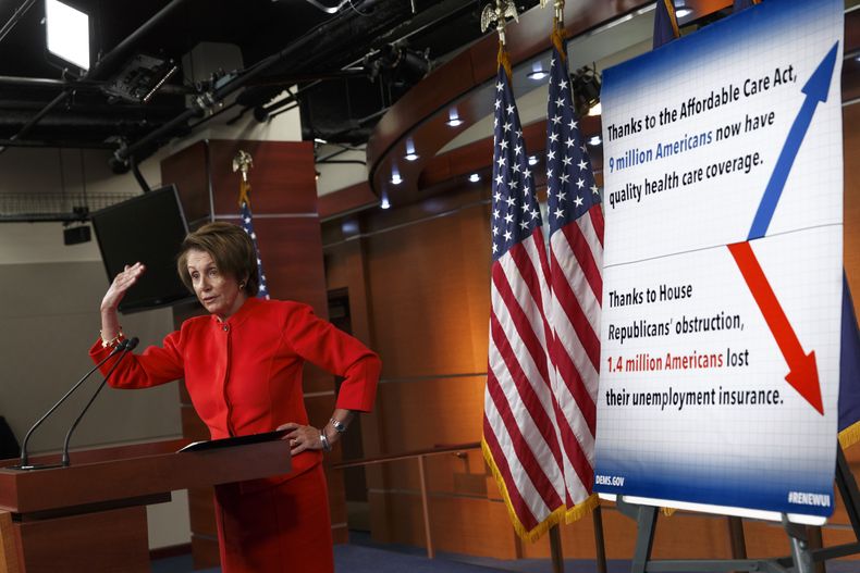 La l&iacute;der de la minor&iacute;a dem&oacute;crata en la C&aacute;mara de Representantes de Estados Unidos, Nancy Pelosi, habla con reporteros en el Capitolio, Washington, el jueves, 9 de enero del 2014, sobre la ley de seguro m&eacute;dico y los esfue