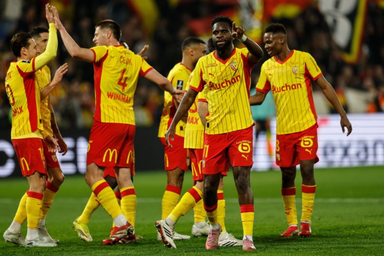 Edouard Odsonne (11), del Lens, celebra con sus compañeros después de marcar durante el partido de fútbol de la Ligue 1 entre Lens y Angers, el viernes 20 de marzo de 2026, en Lens, Francia. (AP Foto/Jean-Francois Badias)