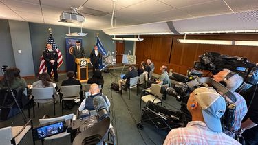 En esta imagen tomada con un smartphone, Mike Herrington, agente especial a cargo del FBI, durante una conferencia de prensa, el martes 6 de octubre de 2026, en Seattle. Está acompañado por el subcomisionado de la Real Policía Montada de Columbia Británica, Elija Rain, a la izquierda, y el subsecretario de justicia interino de Estados Unidos, Neil Floyd. (AP Foto/Manuel Valdes)