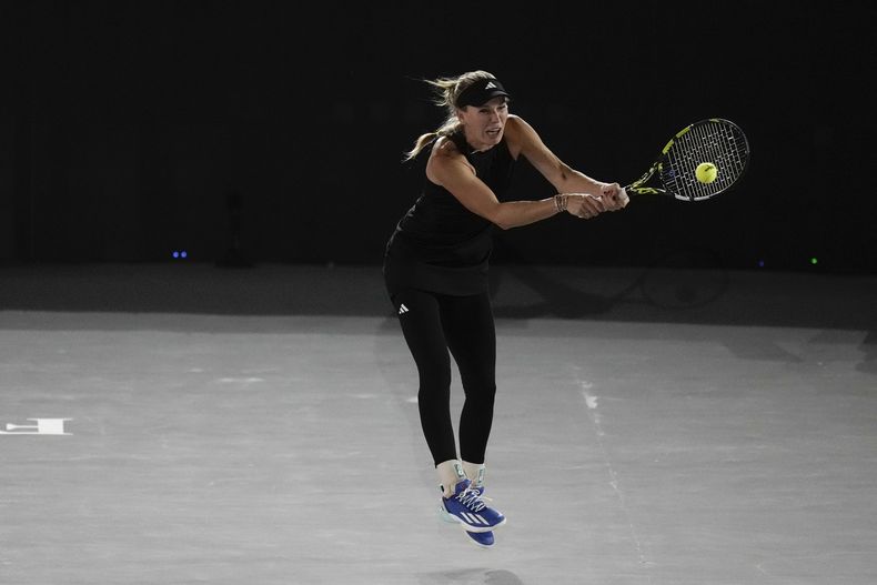 Caroline Wozniacki devuelve ante Maria Sakkari en una exhibición de tenis, el 29 de noviembre de 2023, en la Plaza de Toros de la Ciudad de México. (AP Foto/Eduardo Verdugo)