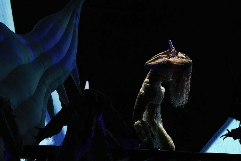 Karol G durante un concierto de su gira Mañana será bonito en el Estadio Azteca de la Ciudad de México el jueves 8 de febrero de 2024. (Foto AP/Eduardo Verdugo)