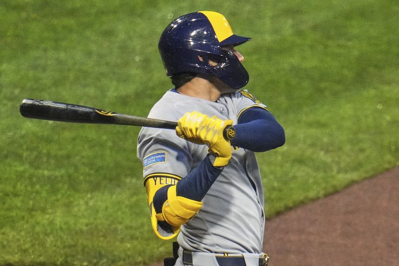 Christian Yelich, de los Cerveceros de Milwaukee, conecta un jonrón solitario en el duelo del jueves 22 de mayo de 2025, ante los Piratas de Pittsburgh (AP Foto/Gene J. Puskar)