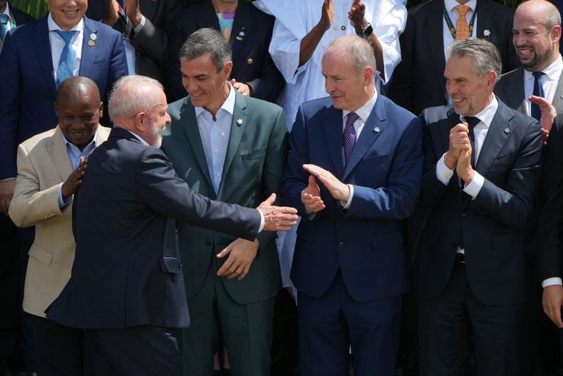 El presidente de Brasil, Luiz Inácio Lula da Silva (segundo por la izquierda), saluda al vicepresidente de Kenia, Kithure Kindiki; al presidente del Gobierno de España, Pedro Sánchez; al Taoiseach de Irlanda, Micheál Martin; y al primer ministro de los Países Bajos, Dick Schoof, durante la Cumbre del Clima COP30 de la ONU en Belém, Brasil, el viernes 7 de noviembre de 2025. (Foto AP/Fernando Llano)