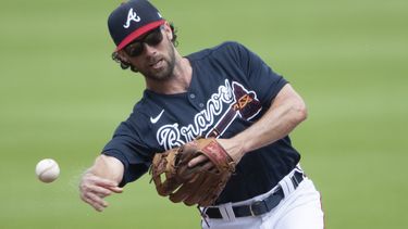 ARCHIVO - Charlie Culberson, de los Bravos de Atlanta, lanza a primera después de tomar una rola durante un partido de entrenamiento, el jueves 9 de julio de 2020, en Atlanta. Los Bravos designaron a Culberson a asignación horas antes de que su padre hiciera el primer lanzamiento en la ceremonia del Día del Padre, el domingo 18 de junio de 2023. (AP Foto/John Bazemore, Archivo)