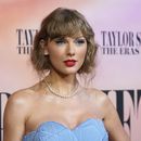 ARCHIVO - Taylor Swift llega al estreno mundial de la película del concierto Taylor Swift: The Eras Tour en Los Ángeles el 11 de octubre de 2023. El mensaje de Swift en Instagram alentando a sus 283 millones de seguidores a registrarse para votar fue nominado para un premio Webby al mejor creador. o categoría de influencer. (Foto AP/Chris Pizzello, archivo)