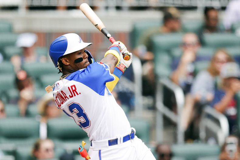 Ronald Acuña Jr. de los Bravos de Atlanta batea ante los Marlins de Miami, el sábado 1 de julio de 2023. (AP Foto/Alex Slitz)