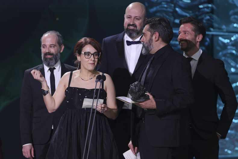 El equipo de Cafune recibe el premio a mejor cortometraje animado durante la 39ª ceremonia de los Premios Goya en Granada, España, el sábado 8 de febrero de 2025, en Granada. (Foto AP/Fermin Rodriguez)