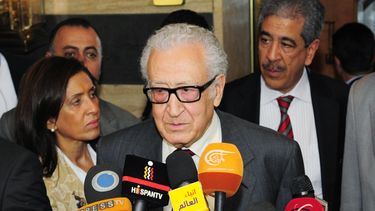 americateve | En esta fotograf&iacute;a difundida por la agencia noticiosa oficial SANA, Lakhdar Brahimi, enviado de las Naciones Unidas y la Liga &Aacute;rabe para Siria, habla con periodistas en Damasco, Siria, el martes 29 de octubre de 2013. (Foto AP/SANA)