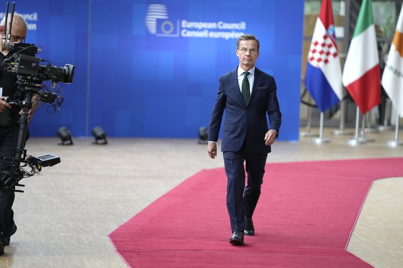 El primer ministro sueco Ulf Kristersson arriba a una cumbre de la UE en el edificio del Consejo Europeo, Bruselas, jueves 29 de junio de 2023. Los mandatarios europeos discuten Ucrania, migración y la economía. (AP Foto/Virginia Mayo)