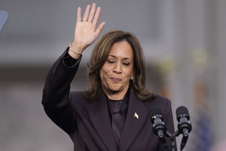 La vicepresidenta Kamala Harris saluda a sus simpatizantes tras dar un discurso de concesión de la elección presidencial el miércoles 6 de noviembre de 2024 en el campus de la universidad Howard en Washington. (AP Foto/Ben Curtis)