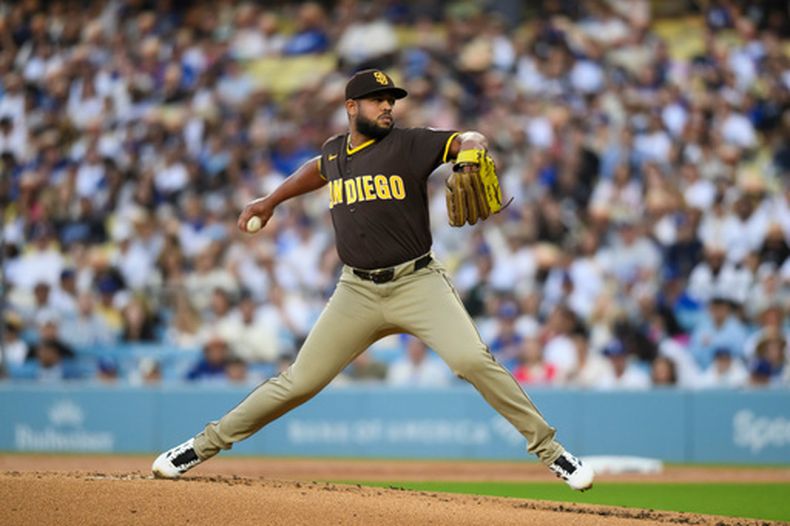 El lanzador abridor de los Padres de San Diego, Randy Vásquez, realiza un lanzamiento durante la primera entrada de un partido de béisbol contra los Dodgers de Los Ángeles, en Los Ángeles, el jueves 2 de julio de 2026. (Foto AP/Kyusung Gong)