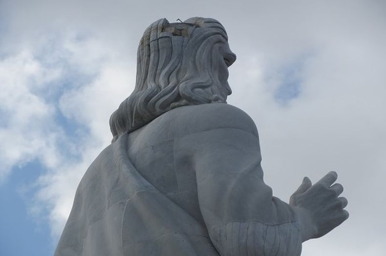 ¿Peligra la estatua, a causas de las ineficiencias en su protección, en la ciudad declarada ?maravilla? del planeta?