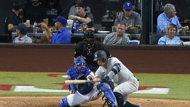 Oswaldo Cabrera en el róster yanqui para playoffs