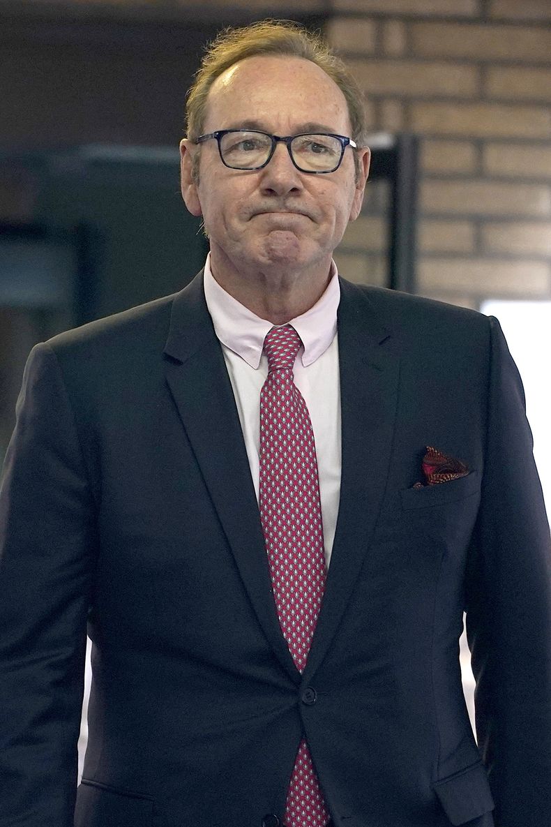 El actor Kevin Spacey sale del Tribunal de la Corona en Southwark, Londres, el miércoles 26 de julio de 2023. Un jurado absolvió a Kevin Spacey de nueve delitos sexuales. El astro de Hollywood, de 64 años, había sido juzgada en el Tribunal de la Corona en Southwark acusado de agredir sexualmente a cuatro hombres en el período comprendido entre 2001 y 2013. (Foto AP/Alberto Pezzali)