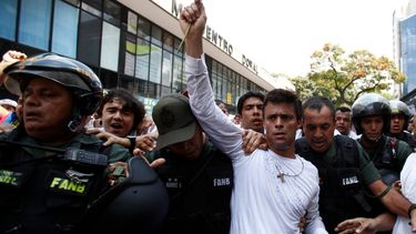 americateve | El l&iacute;der opositor Leopoldo L&oacute;pez se entrega ante la Guardia Nacional en Caracas, el martes 18 de febrero de 2014, para enfrentar un proceso por su presunta responsabilidad en los hechos violentos de la semana pasada en Caracas. Las autoridad