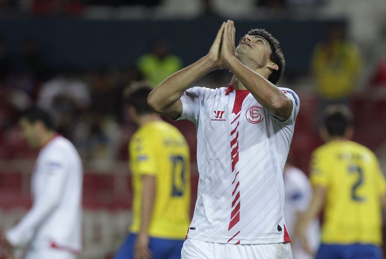 El jugador del Sevilla, Diego Perotti, gesticula durante un partido contra Estoril por la Liga Europa el jueves, 28 de noviembre de 2013, en Sevilla, Espa&ntilde;a. (AP Photo/Toni Rodriguez)