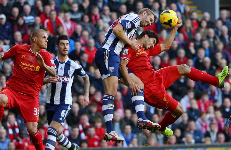 Luis Su&aacute;rez (der) pelea un bal&oacute;n con Gareth McAuley durante el partido que Liverpool le gan&oacute; 4-1 al West Bromwich Albion con tres tantos del uruguayo el 26 de octubre del 2013. Su&aacute;rez fue elegido el mejor jugador de la semana e