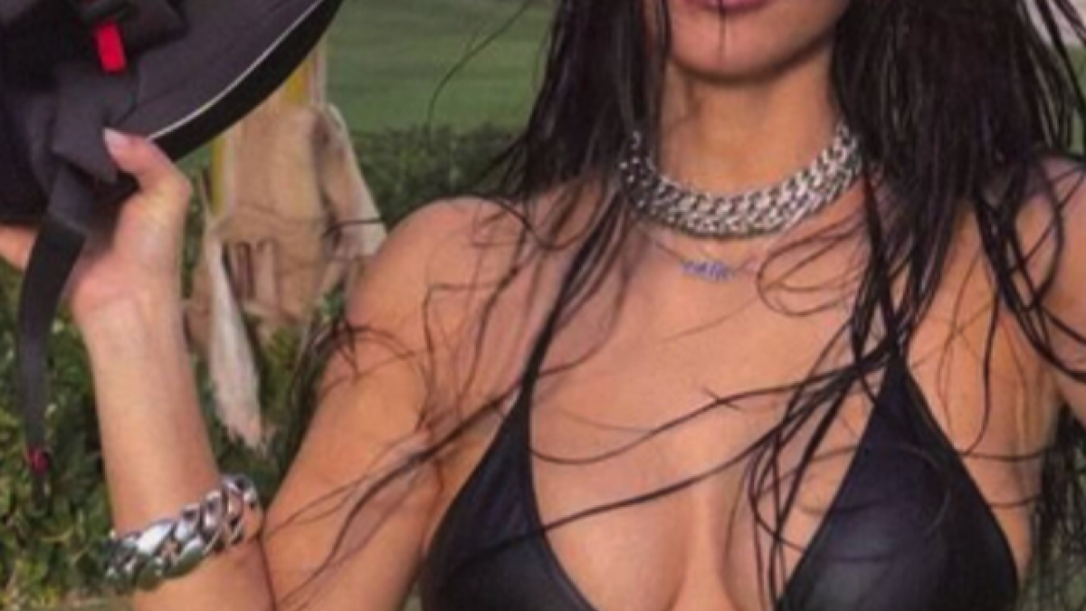 Kim Kardashian se quita la parte de abajo del bikini en un destape con casco