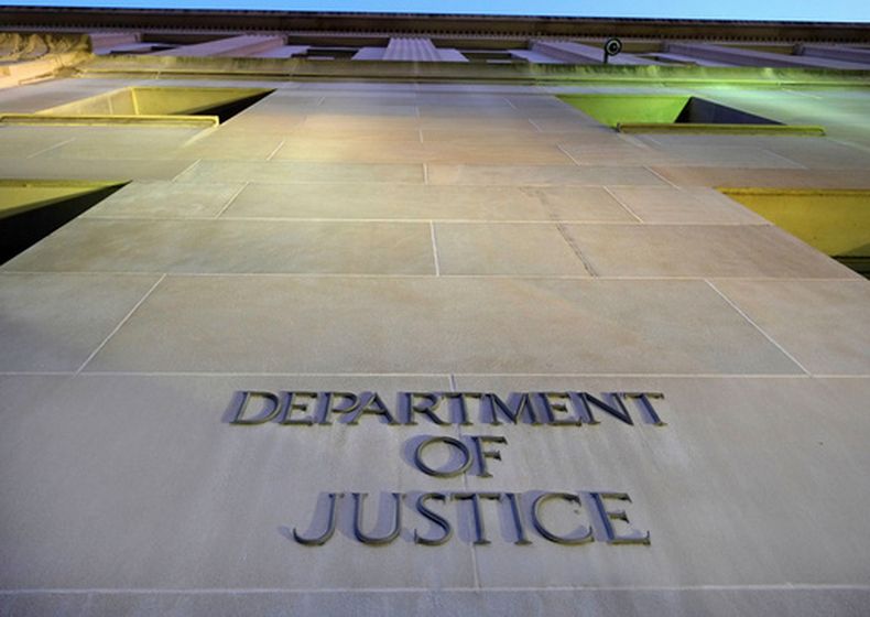 El sello del Departamento de Justicia de Estados Unidos en la sede de esa institución en Washington, el 14 de mayo del 2013. (AP foto/J. David Ake)