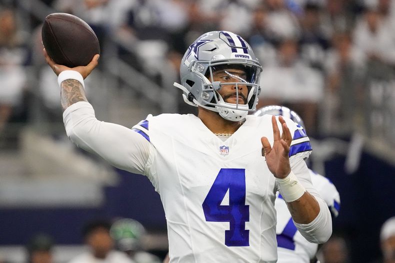 El quarterback de los Cowboys de Dallas Dak Prescott lanza el balón ante los Jets de Nueva York en el encuentro del domingo 17 de agosto del 2023. (AP Foto/Sam Hodde)
