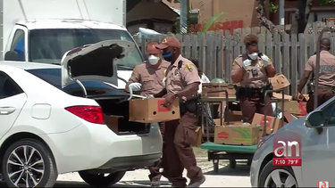 residentes de miami continuan buscando alimentos para sus familias