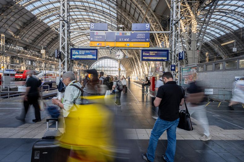 Viajeros en tránsito en la estación principal de Fráncfort, Alemania, la mañana del miércoles 24 de junio de 2026. (Andreas Arnold/dpa via AP)