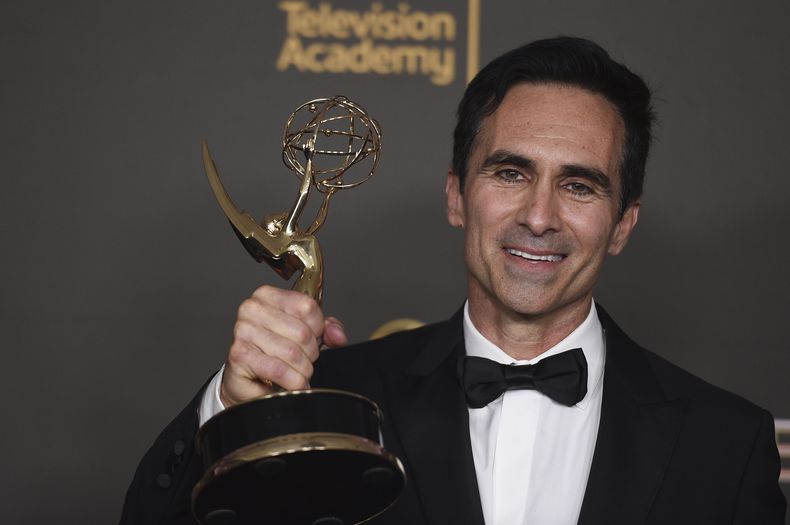 Nestor Carbonell con el premio al mejor actor invitado en una serie dramática por Shogun asiste a la segunda noche de los Premios Emmy de las Artes Creativas el domingo 8 de septiembre de 2024 en Los Ángeles.(Foto Richard Shotwell/Invision/AP)