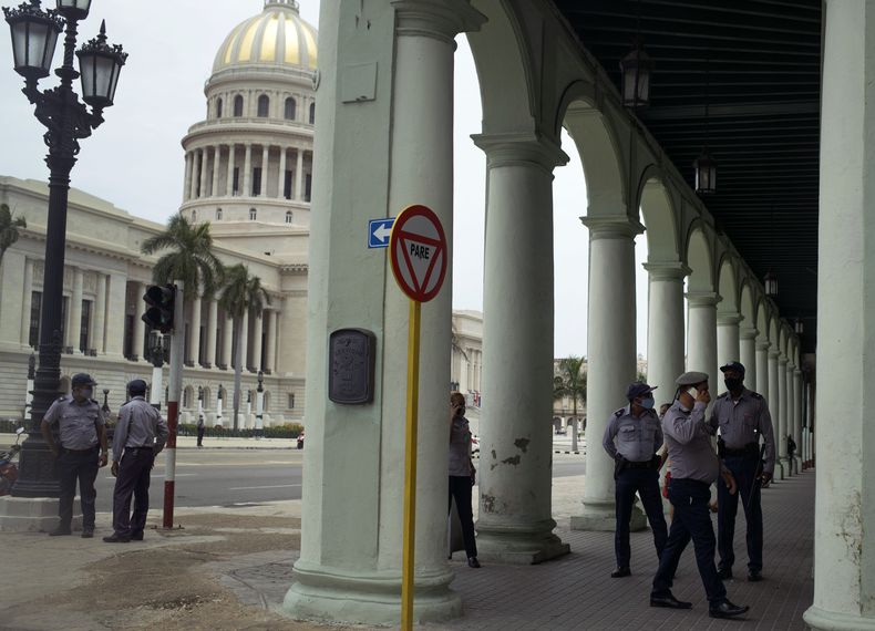 ARCHIVO - La policía hace guardia cerca del Capitolio Nacional, sede de la Asamblea del Poder Popular, días después de que hubiera protestas en La Habana, Cuba, el 14 de julio de 2021. El abogado cubano Julio Ferrer Tamayo dijo el 3 de octubre de 2023 que presentó una demanda en los tribunales contra la Asamblea del Poder Popular para reclamar la tramitación y aprobación de una ley que regule las manifestaciones en cumplimiento de la nueva Constitución de 2019. (AP Foto/Eliana Aponte, Archivo)