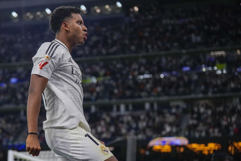 ARCHIVO - El brasileño Rodrygo, del Real Madrid, festeja tras anotar ante Alavés en un encuentro de La Liga, disputado el martes 24 de septiembre de 2024 (AP Foto/Manu Fernández)