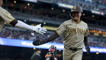 Sung-Mun Song, de los Padres de San Diego, recibe la felicitación del dominicano Manny Machado tras anotar ante los Gigantes de San Francisco, el martes 5 de mayo de 2026 (AP Foto/Jed Jacobsohn)