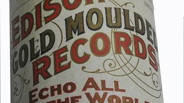 americateve | Foto de un cilindro cubierto de cera con una grabaci&oacute;n de 1893 de la canci&oacute;n &ldquo;Momma&rsquo;s Baby Black Boy&rdquo; del Unique Quartet. El cilindro de 120 a&ntilde;os, antecesor de los discos de vinilo, contiene la primera grabaci&oacute