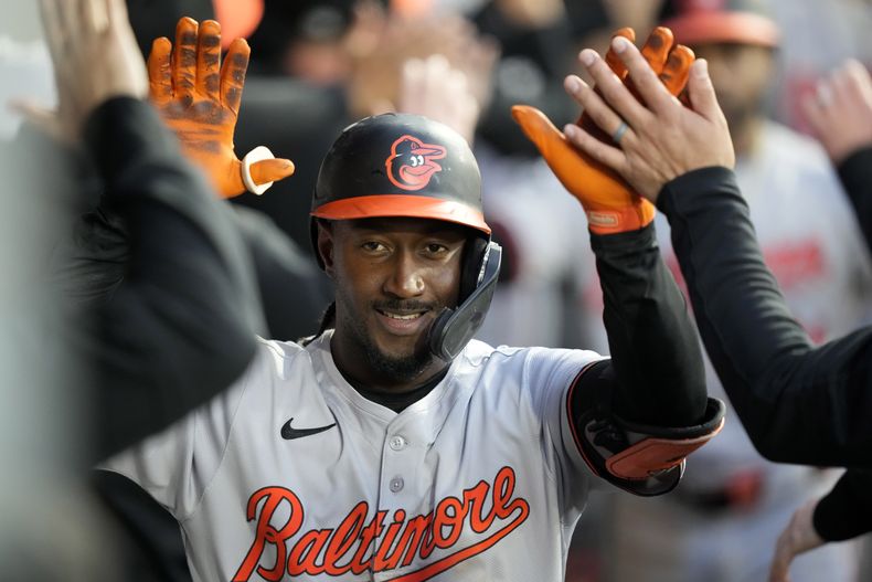 El dominicano Jorge Mateo, de los Orioles de Baltimore, festeja en la cueva luego de sacudir un jonrón de tres carreras en el duelo ante los Medias Blancas de Chicago, el jueves 23 de mayo de 2024 (AP Foto/Charles Rex Arbogast)