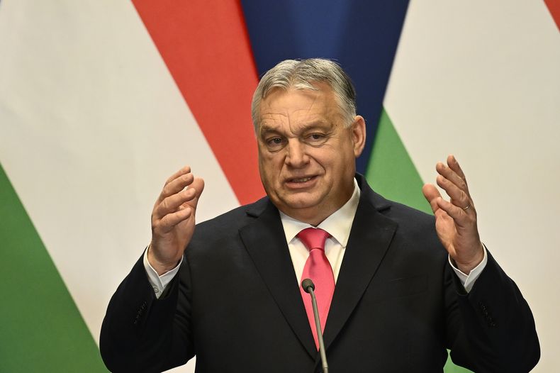El primer ministro húngaro Viktor Orban habla en conferencia de prensa con su homólogo eslovaco Robert Fico en el Monasterio Carmelita de Budapest, Hungría, el martes 16 de enero de 2024. (AP Foto/Denes Erdos)