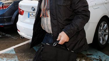 americateve | El padre de Michael Schumacher, Rolf, llega al hospital de Grenoble, en los Alpes franceses, el domingo 5 de enero de 2014. El retirado piloto de F&oacute;rmula 1 se encuentra bajo coma inducido tras haber sufrido un accidente de esqu&iacute;. (AP Foto/Cl