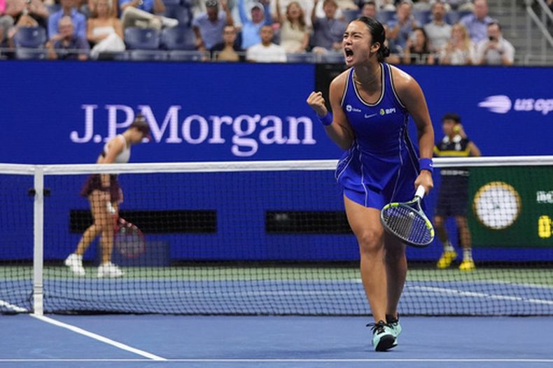 La filipina Alexandra Eala celebra al ganar un punto ante la estadounidense Iva Jovic en el Abierto de Estados Unidos el sábado 5 de septiembre del 2026. (AP Foto/Frank Franklin II)
