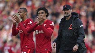 Liverpool gana derbi y sigue en lucha por título de Premier