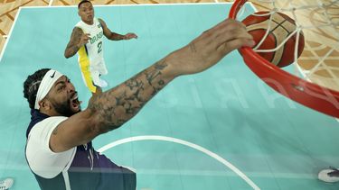 El estadounidense Anthony Davis encesta durante un encuentro de cuartos de final del basquetbol olímpico ante Brasil, el martes 6 de agosto de 2024, en París (Jamie Squire/Pool Photo via AP)