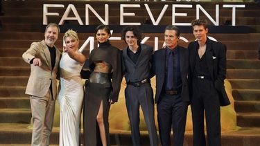 El cineasta canadiense Denis Villeneuve, de izquierda a derecha, y los actores Florence Pugh, Zendaya, Timothee Chalamet, Josh Brolin y Austin Butler, psoan en la alfombra roja de la película Dune: Part Two, en la Ciudad de México el martes 6 de febrero de 2024. (Foto AP/Marco Ugarte)