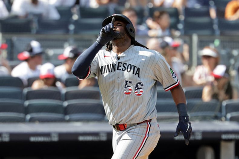 Josh Bell, bateador designado de los Mellizos de Minnesota, reacciona tras conectar un jonrón solitario durante la séptima entrada de un partido de béisbol contra los Yankees de Nueva York, el sábado 4 de julio de 2026, en Nueva York. (Foto AP/Adam Hunger)