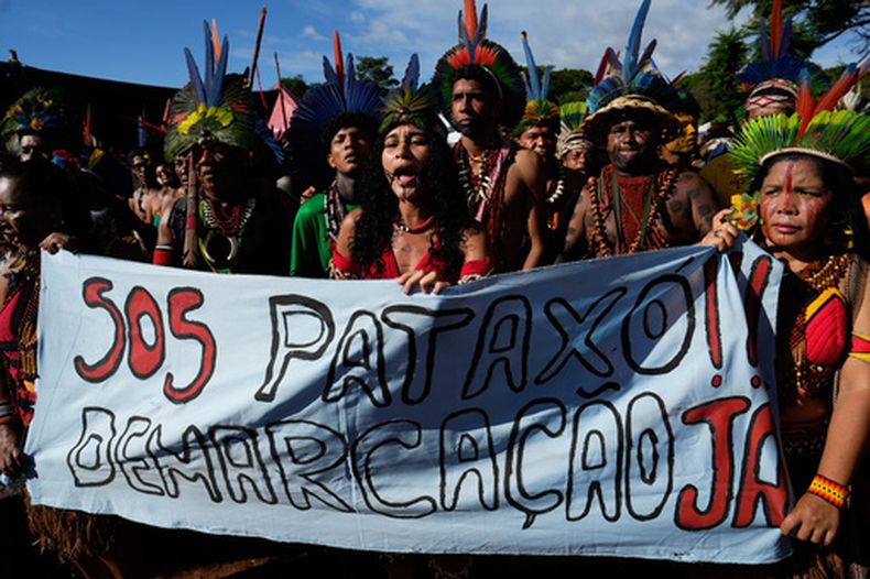 Grupos indígenas marchan en Brasilia el 7 de abril del 2026. (AP foto/Eraldo Peres)
