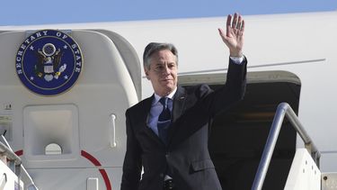 El secretario de Estado estadounidense Antony Blinken llega al Aeropuerto Internacional Nene Tereza en Tirana, Albania, jueves 15 de febrero de 2024. (AP Foto/Armando Babani, Pool)