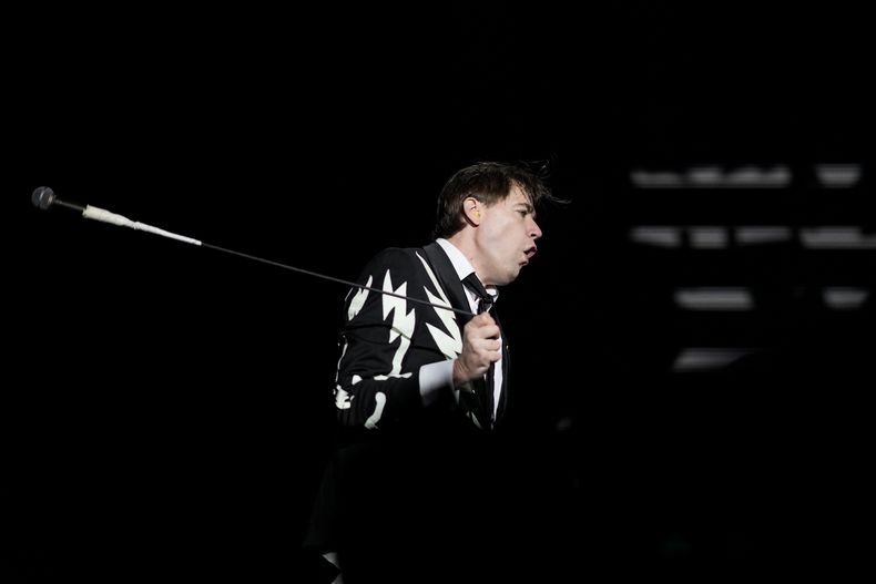 El vocalista Pelle Almqvist de la banda sueca de rock The Hives durante su concierto en el festival Corona Capital de la Ciudad de México el viernes 17 de noviembre de 2023. (Foto AP/Eduardo Verdugo)