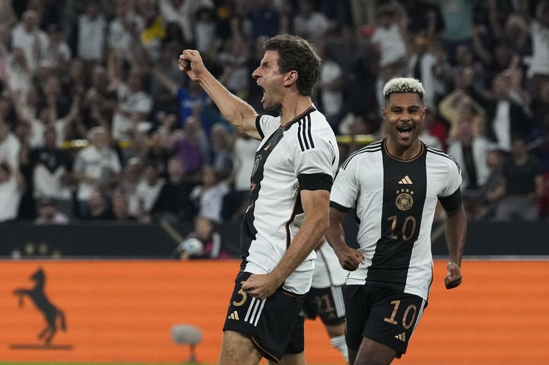 Thomas Muller celebra tras anotar el primer gol de Alemania en el amistoso contra Francia, el martes 12 de septiembre de 2023, en Dortmund. (AP Foto/Martin Meissner)