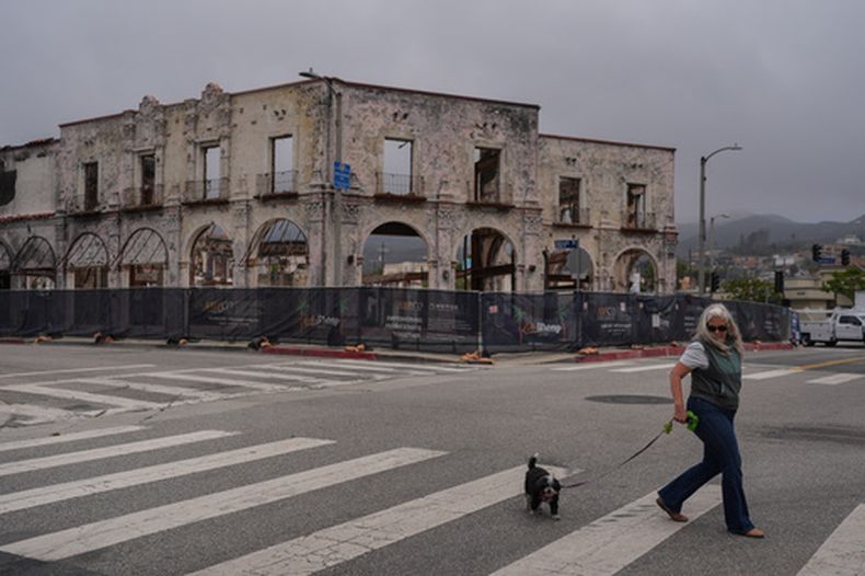 Un edificio dañado por el fuego más de un año después del incendio en la zona Pacific Palisades de Los Ángeles, el 4 de junio del 2026. (AP foto/Jae C. Hong)