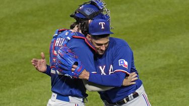Nathan Eovaldi, abridor de los Rangers de Texas, festeja con el cátcher Jonah Heim la victoria sobre los Piratas de Pittsburgh, el martes 23 de mayo de 2023 (AP Foto/Gene J. Puskar)