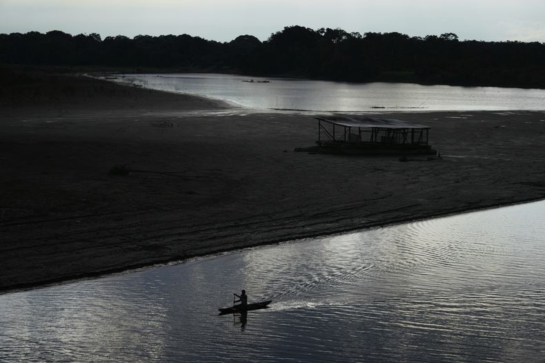 Un pescador rema en su bote en el río Amazonas en Puerto Nariño, Colombia, el sábado 6 de septiembre de 2025. (AP Foto/Fernando Vergara)