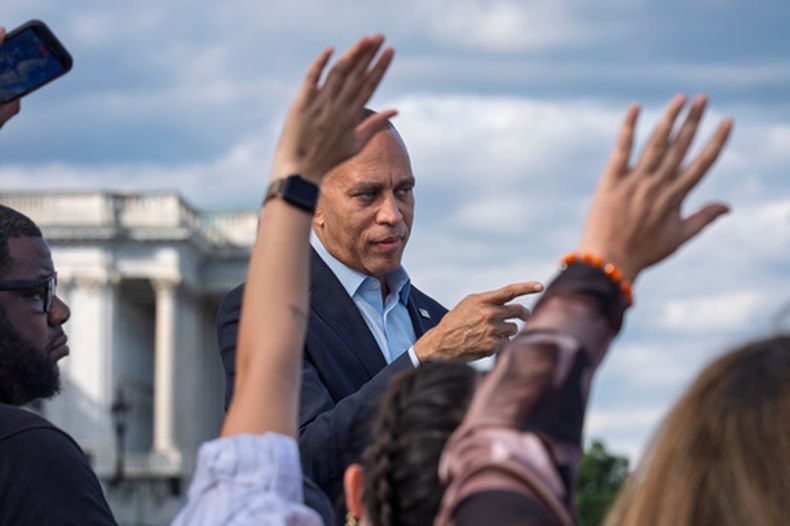 El líder de los demócratas en la Cámara de Representantes, Hakeem Jeffries, de Nueva York, habla a periodistas en el Capitolio en Washington, el miércoles 30 de septiembre 2026. (AP Foto/J. Scott Applewhite)