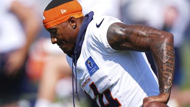 El receptor de los Broncos de Denver Courtland Sutton calienta durante la práctica de su equipo el viernes 25 de julio del 2025. (AP Foto/David Zalubowski)